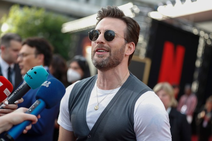 Chris Evans confirma su matrimonio y revela que tuvo boda doble con Alba Baptista