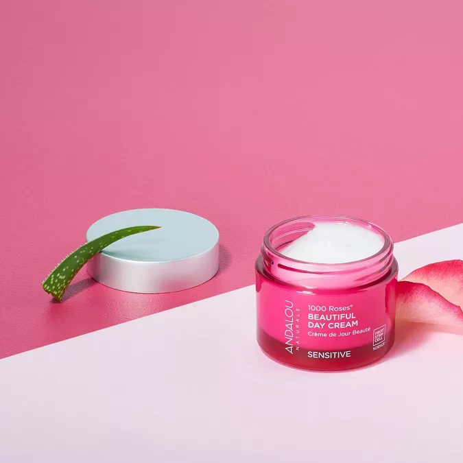 Conoce el humectante facial de $16 dólares que deja tu piel "suave como un pétalo de rosa”