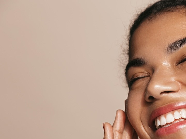 Conoce el humectante facial de $16 dólares que deja tu piel "suave como un pétalo de rosa”