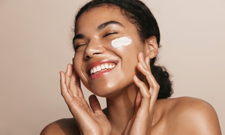 Conoce el humectante facial de $16 dólares que deja tu piel "suave como un pétalo de rosa”