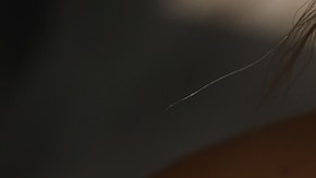 Consigue un escote suave y sin arrugas con ayuda de un aceite corporal de $13 dólares