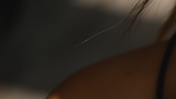 Consigue un escote suave y sin arrugas con ayuda de un aceite corporal de $13 dólares