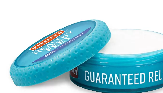 Dile adiós a los pies secos y agrietados con esta popular crema de $8 dólares