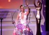 JLo demuestra que las flores también se usan en otoño con un hermoso vestido blanco