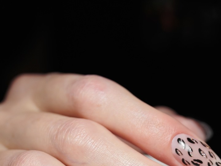 Manicure de moda: 5 diseños de uñas transparentes para darle un pop de color a tus manos