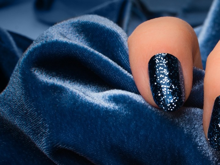 Manicure de otoño: 3 diseños de uñas con esmalte azul marino que puedes intentar en casa