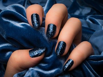 Manicure de otoño: 3 diseños de uñas con esmalte azul marino que puedes intentar en casa