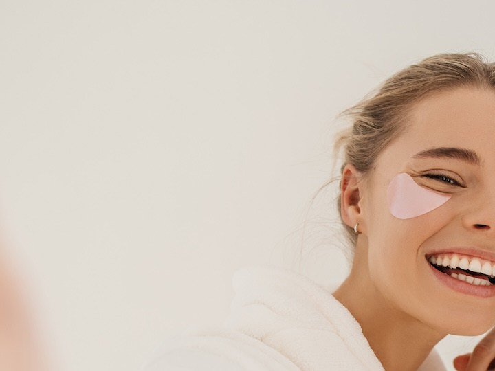 Conoce los parches faciales que las compradoras han llamado “una alternativa al bótox”
