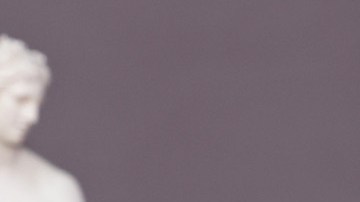 Paris Fashion Week SS24: Valentino celebra a la mujer con una colección romántica y elegante