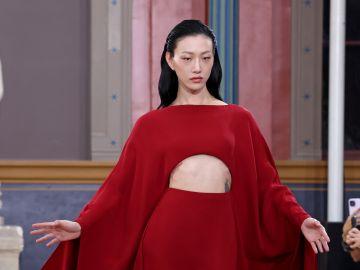 Paris Fashion Week SS24: Valentino celebra a la mujer con una colección romántica y elegante