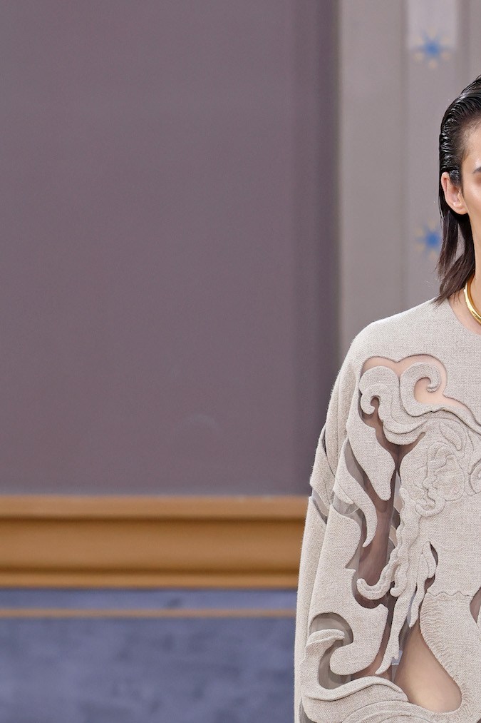 Paris Fashion Week SS24: Valentino celebra a la mujer con una colección romántica y elegante