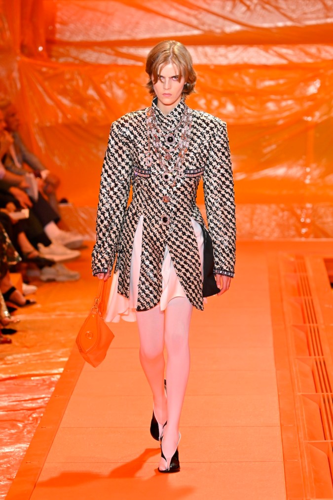 Paris Fashion Week SS24: Louis Vuitton presenta una colección aventurera y soñadora