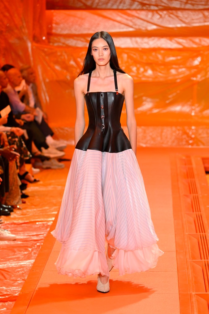 Paris Fashion Week SS24: Louis Vuitton presenta una colección aventurera y soñadora