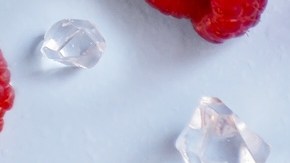 6 deliciosos perfumes con notas de frambuesa que te dejarán un aroma chispeante y fresco