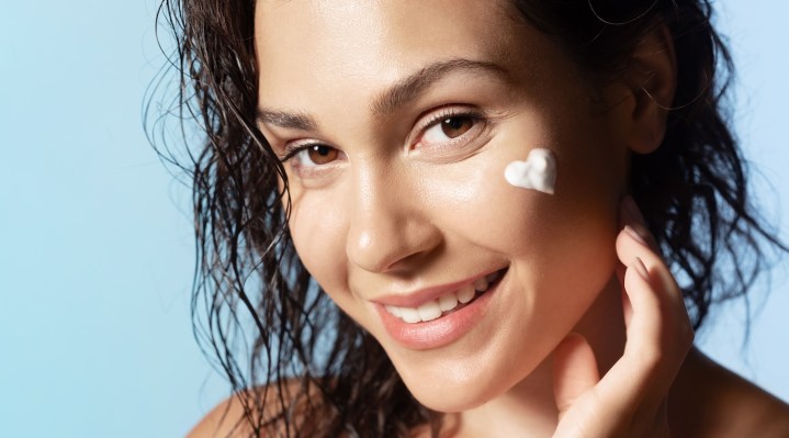 6 tips prácticos para crear una rutina de skincare básica, de acuerdo a una experta