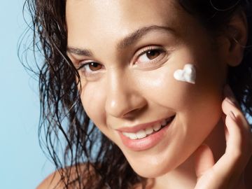 6 tips prácticos para crear una rutina de skincare básica, de acuerdo a una experta