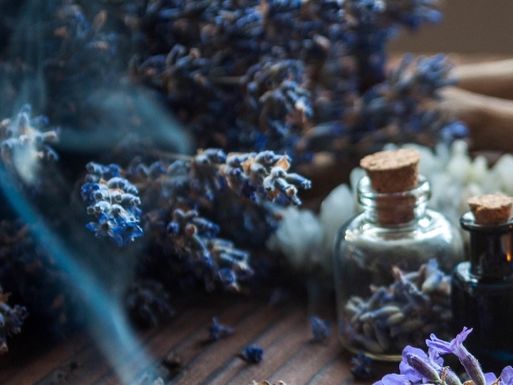 8 velas aromáticas de lavanda que le darán un toque de paz y armonía a tus espacios