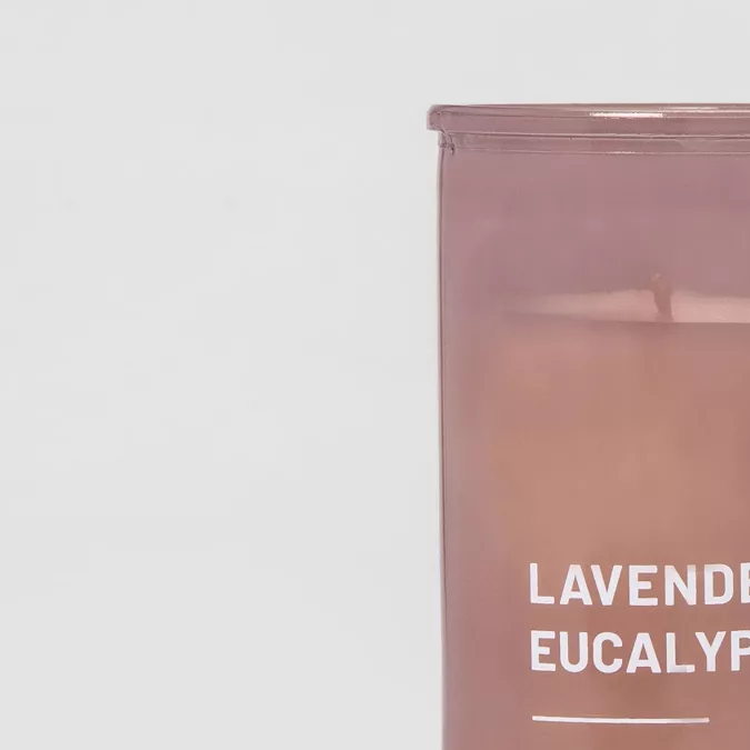 8 velas aromáticas de lavanda que le darán un toque de paz y armonía a tus espacios
