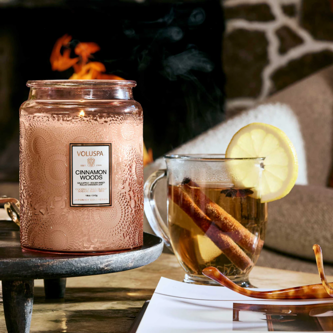 6 velas con notas de manzana y canela ideales para llevar el otoño a todo tu hogar