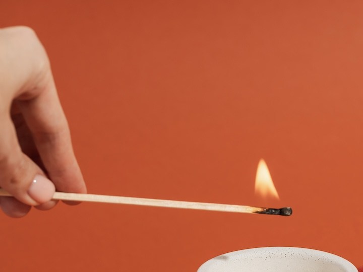 6 velas con notas de manzana y canela ideales para llevar el otoño a todo tu hogar