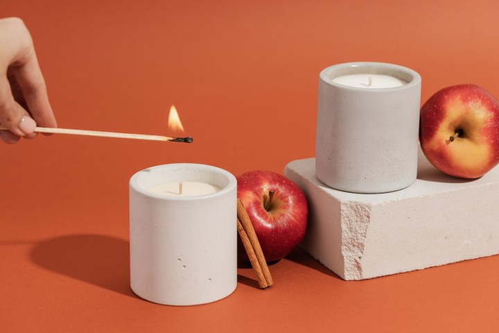 6 velas con notas de manzana y canela ideales para llevar el otoño a todo tu hogar