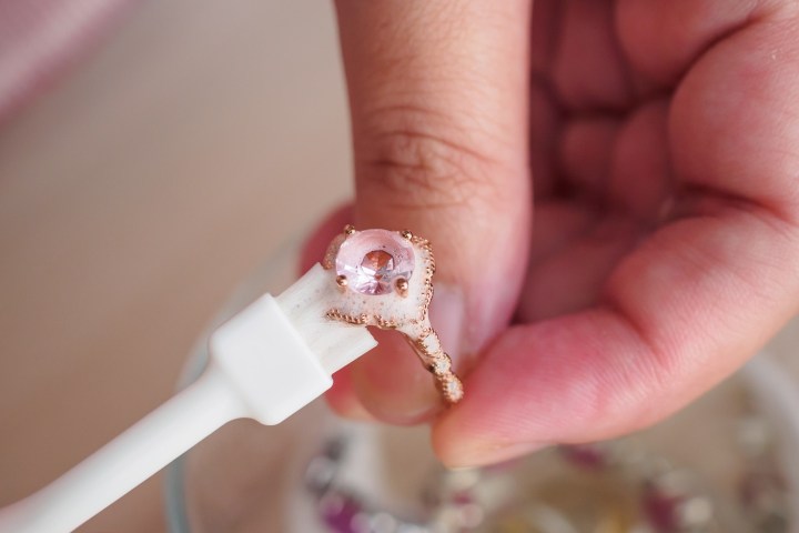 Dale una nueva vida a tu joyería favorita con el limpiador aprobado por Oprah Winfrey