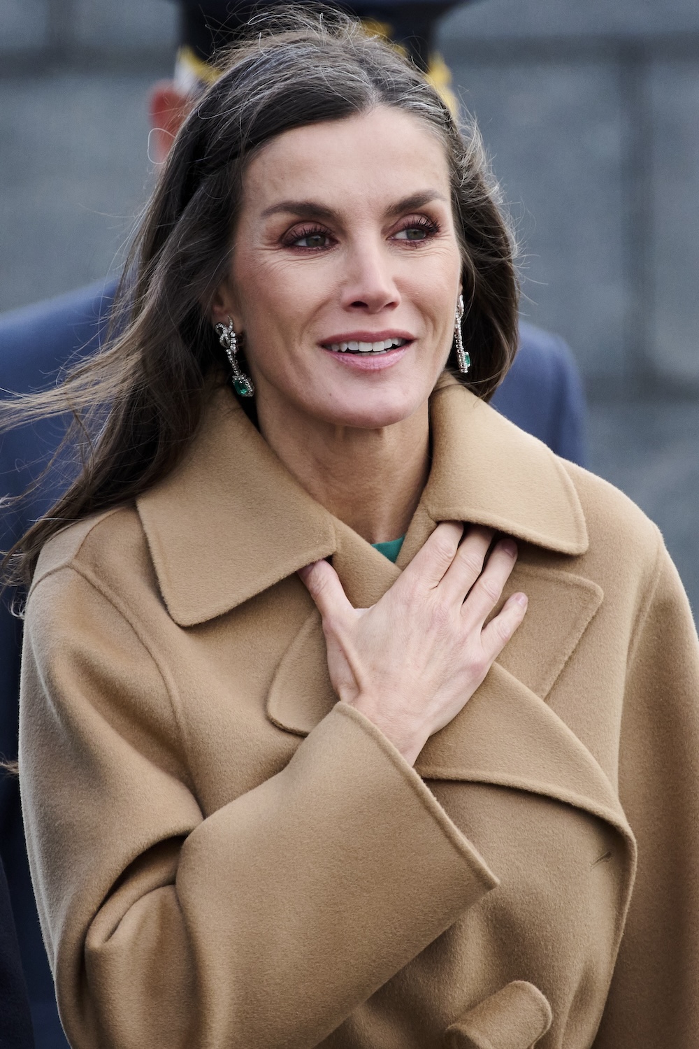 La reina Letizia sorprende al aparecer frente a las cámaras con un mechón de canas