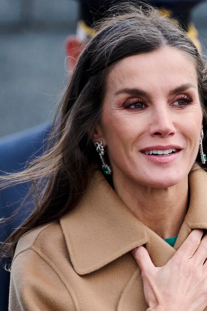 La reina Letizia sorprende al aparecer frente a las cámaras con un mechón de canas