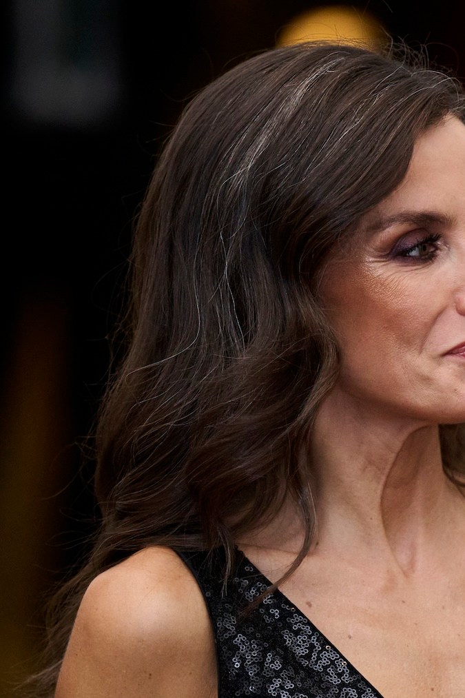 La reina Letizia sorprende al aparecer frente a las cámaras con un mechón de canas