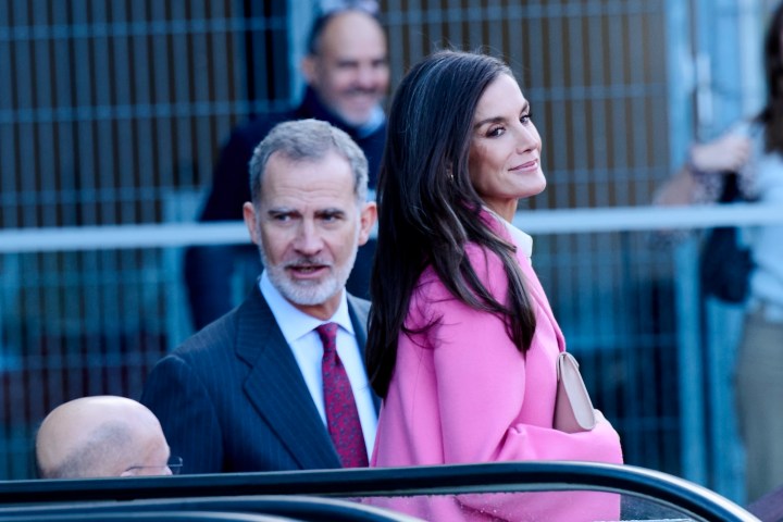 La reina Letizia sorprende al aparecer frente a las cámaras con un mechón de canas