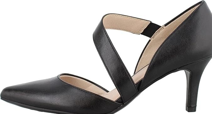Moda en Amazon: 8 zapatos negros de tacón clásicos para toda ocasión desde $30 dólares