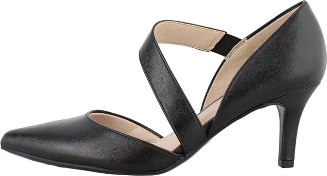 Moda en Amazon: 8 zapatos negros de tacón clásicos para toda ocasión desde $30 dólares