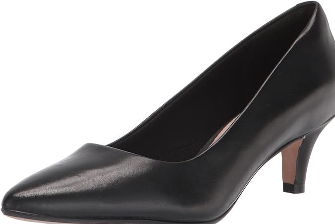 Moda en Amazon: 8 zapatos negros de tacón clásicos para toda ocasión desde $30 dólares