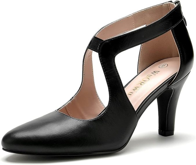 Moda en Amazon: 8 zapatos negros de tacón clásicos para toda ocasión desde $30 dólares