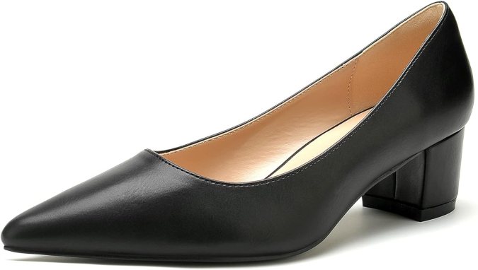Moda en Amazon: 8 zapatos negros de tacón clásicos para toda ocasión desde $30 dólares