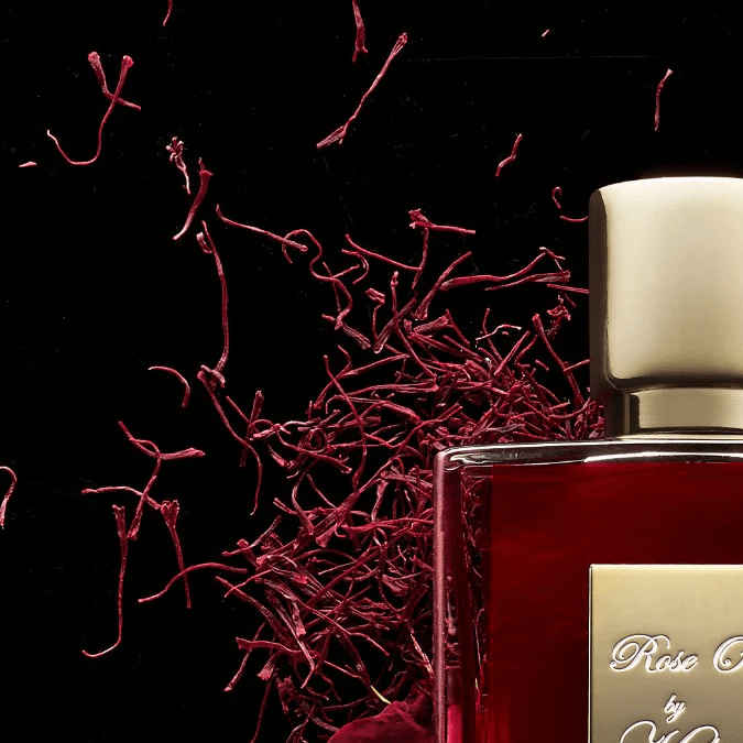 Resalta tu “energía femenina oscura” con estos 6 perfumes con notas de oud para invierno