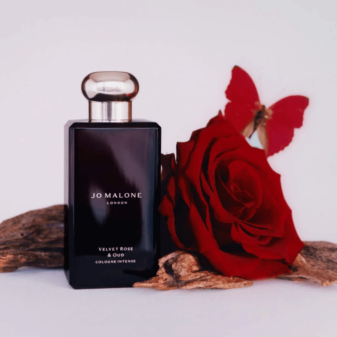 Resalta tu “energía femenina oscura” con estos 6 perfumes con notas de oud para invierno