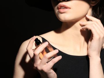 Resalta tu “energía femenina oscura” con estos 6 perfumes con notas de oud para invierno