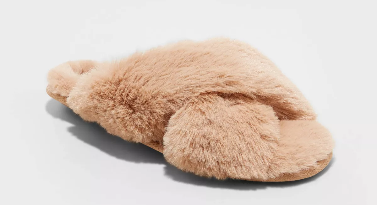 Regalos de Navidad para amigas: 8 cómodas y pantuflas de Target por menos de $20 dólares