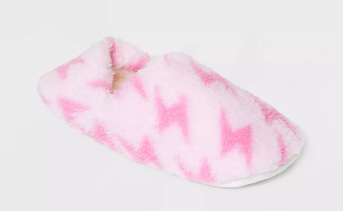 Regalos de Navidad para amigas: 8 cómodas y pantuflas de Target por menos de $20 dólares