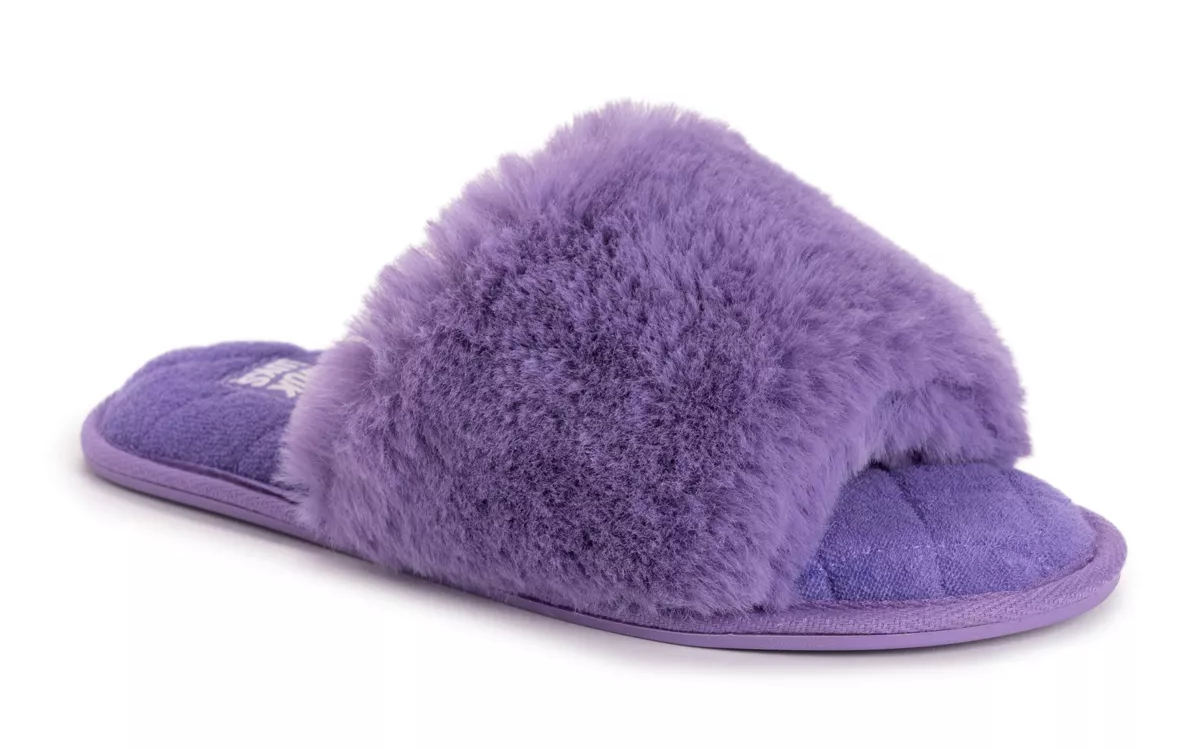 Regalos de Navidad para amigas: 8 cómodas y pantuflas de Target por menos de $20 dólares