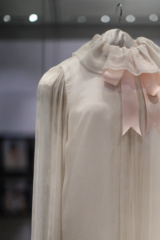 Subastan la delicada blusa que Lady Di utilizó en el retrato de su compromiso