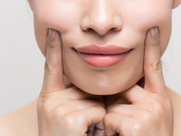 Surcos nasogenianos: cómo eliminarlos naturalmente con ejercicios y masajes faciales