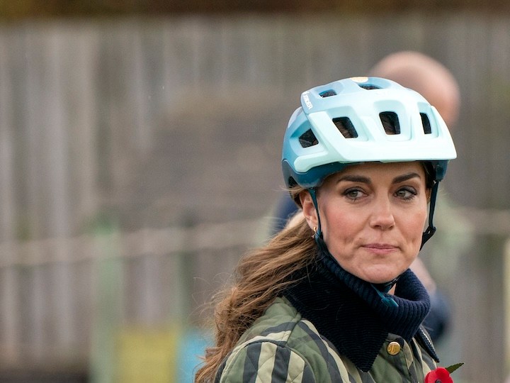 VIDEO: Kate Middleton entra en “modo mamá” cuando un niño cae de su bicicleta en Escocia