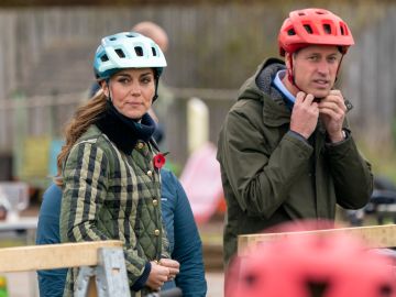 VIDEO: Kate Middleton entra en “modo mamá” cuando un niño cae de su bicicleta en Escocia