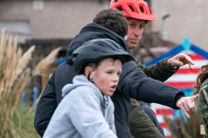 VIDEO: Kate Middleton entra en “modo mamá” cuando un niño cae de su bicicleta en Escocia