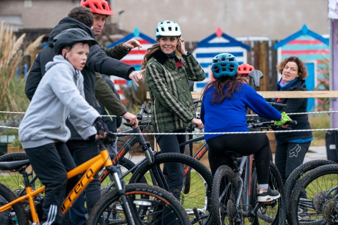 VIDEO: Kate Middleton entra en “modo mamá” cuando un niño cae de su bicicleta en Escocia