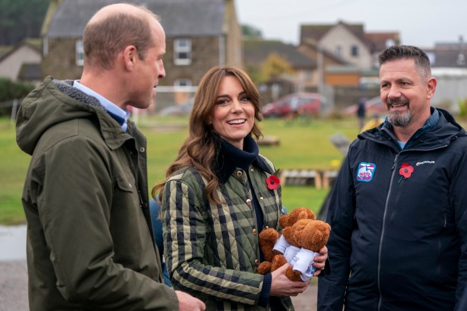 VIDEO: Kate Middleton entra en “modo mamá” cuando un niño cae de su bicicleta en Escocia