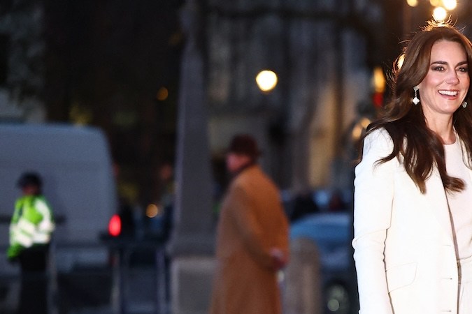 Kate Middleton está lista para Navidad y enamora a sus fans con una chaqueta blanca de perlas