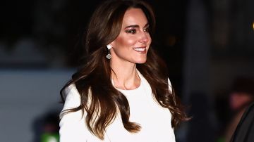 Kate Middleton está lista para Navidad y enamora a sus fans con una chaqueta blanca de perlas